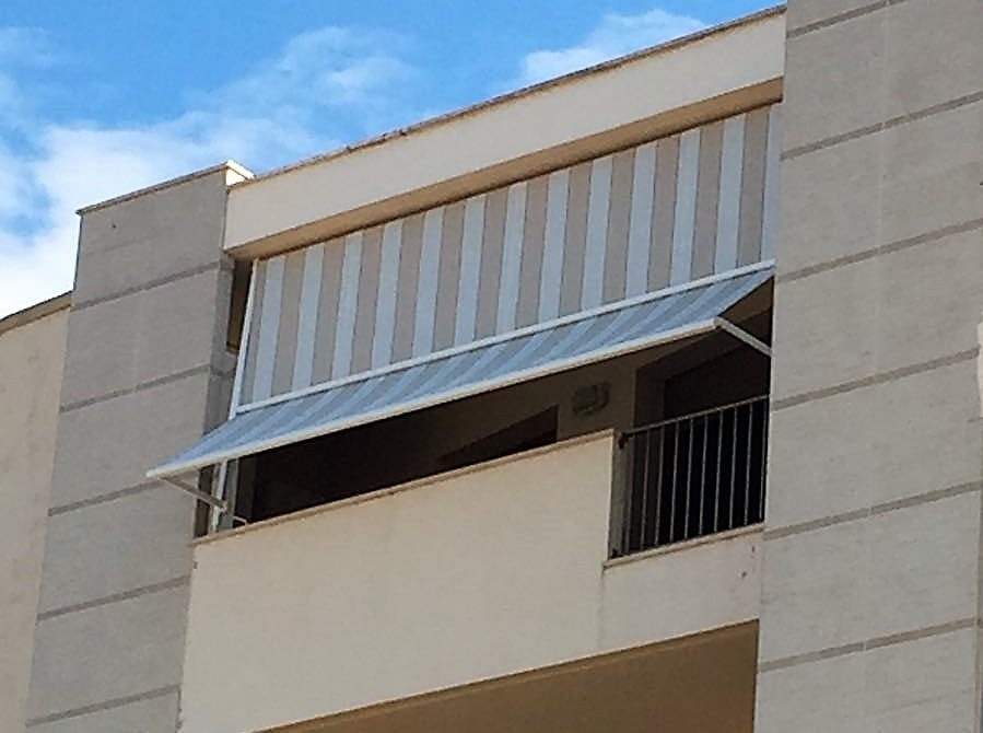 tenda a caduta con guide laterali con fantasia a righe