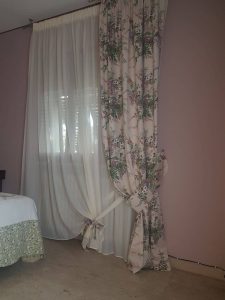 tenda in mussola color avorio su bastone in acciaio