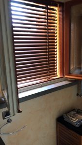 veneziana effetto legno montata all'esterno con lamelle 50mm e spiaggiale in alluminio RIF: TS347