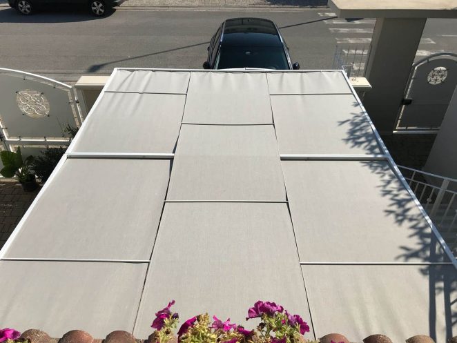 teli ombreggianti in acrilico installati su struttura in ferro