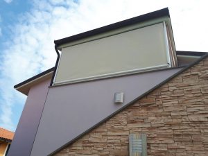 tenda a caduta verticale a tinta unita per copertura finestrone