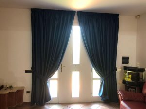 tende classiche in raso oscurante su binario con angoli per soggiorno