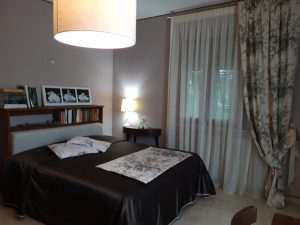 tende classiche bianche con calata a fiori coordinate a copriletto e piumotto