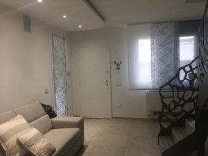 tende a pannelli corte coordinate con tenda a pacchetto a vetro per porta finestra