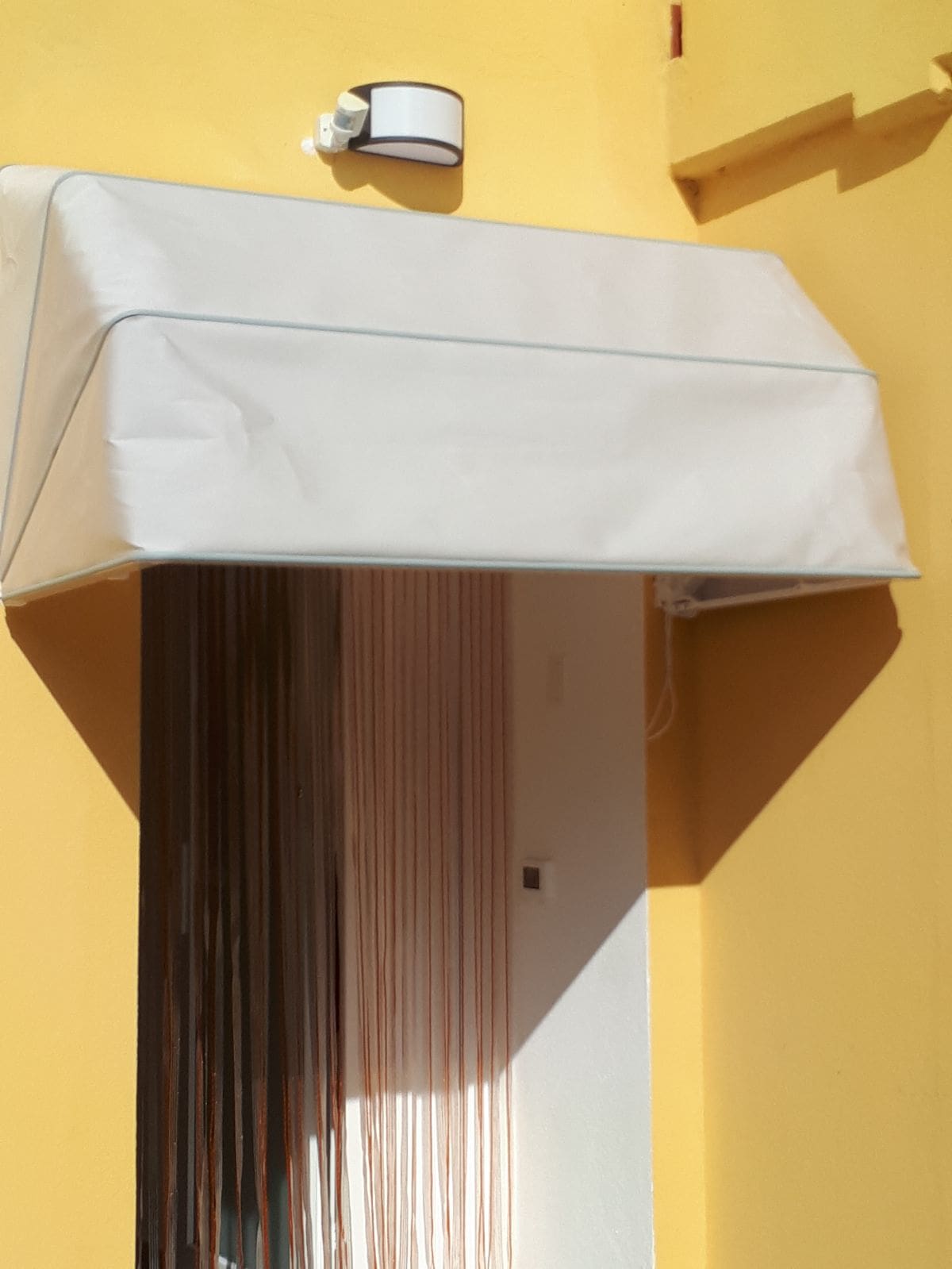 cappottina a tinta unita su misura per ingresso casa