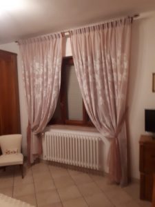 tenda in organza rinnovata con aggiunta di velo rosa antico e fasce embrasse