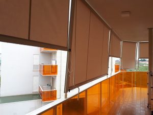 tende a caduta con guide laterali per schermatura terrazzo in toscana realizzate da gani tende