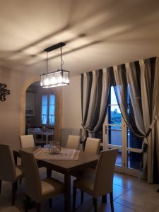 tende arricciate con tessuto a righe verticali su binario con angoli