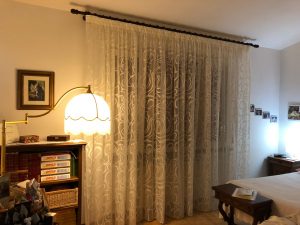 tende arricciate in organza su bastone in legno