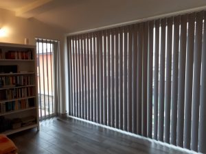 tende verticali in tessuto oscurante black out