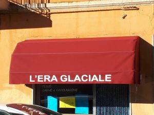 cappottina rossa con scritta personalizzata per attività commerciale