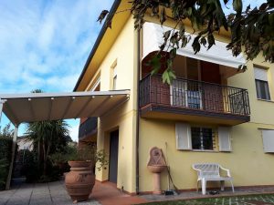 pergola addossata e cappottina su misura coordinata