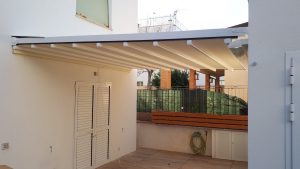 pergola addossata in alluminio senza gambe d'appoggio per copertura cortile interno