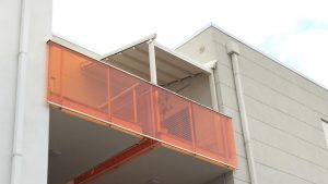 pergola addossata in alluminio su angolo terrazza