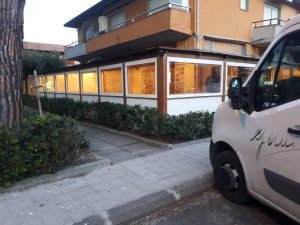 tende antivento e antipioggia per copertura attività ristorativa