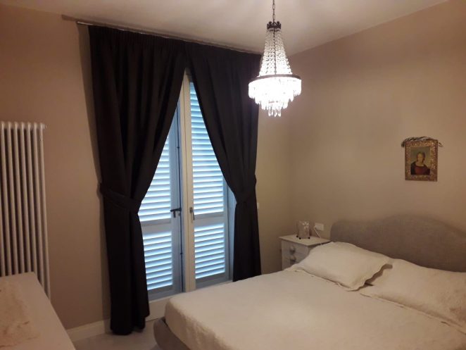 tende classiche oscuranti su bastone per stanza da letto