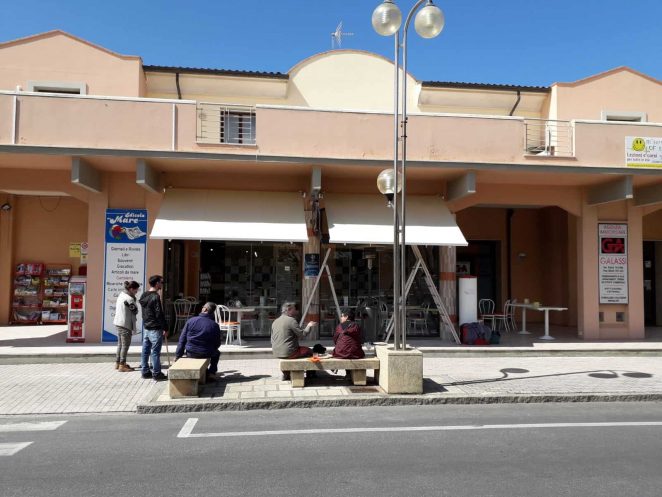 2 tende a bracci a tinta unita chiara coordinata per attività ristorativa a san vincenzo (livorno)