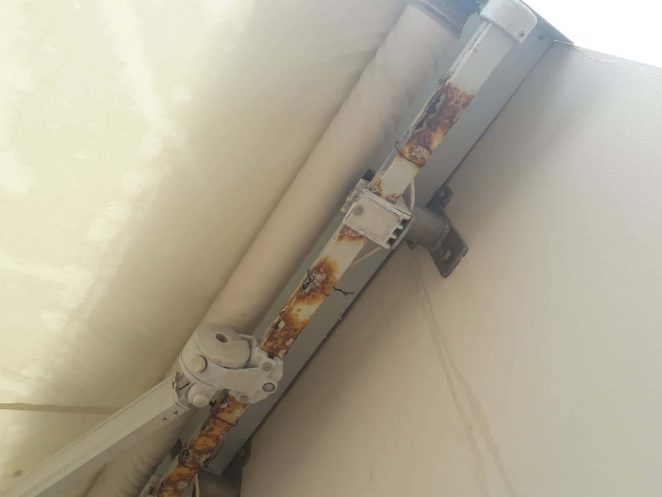 barra quadra su tenda arrugginita