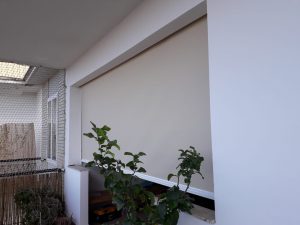 chiusura su misura in tessuto microforato chiaro