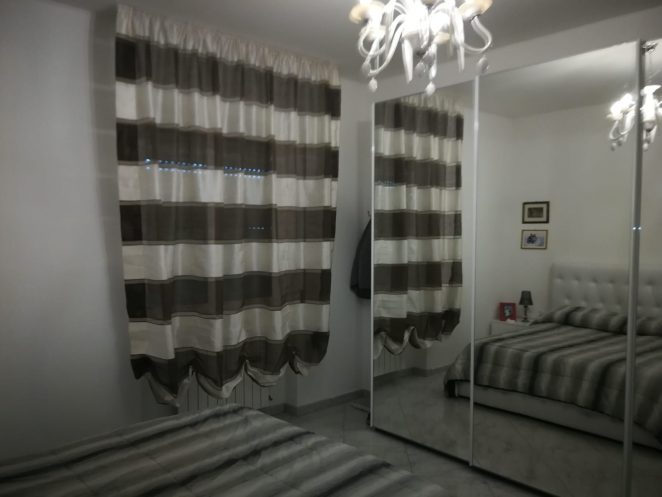 tende a pacchetto con effetto a bombolino e tessuto a righe orizzontali bianche e nere per camera da letto