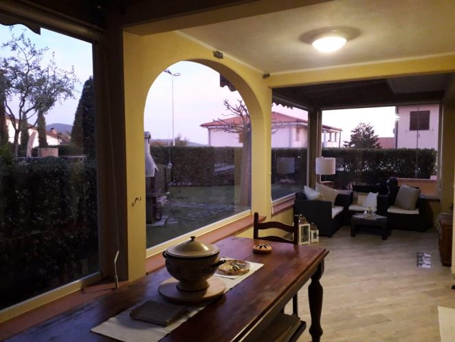 tende antivento e antipioggia in pvc cristal trasparente per chiusura veranda al piano terra