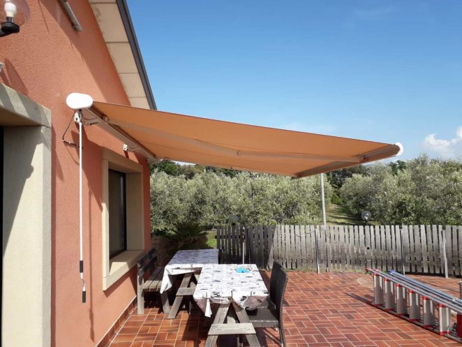 tende da sole a bracci estensibili con cassonetto e telo in poliestere