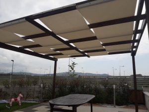 sopra sotto in tessuto microforato per chiusura struttura per esterni a Livorno