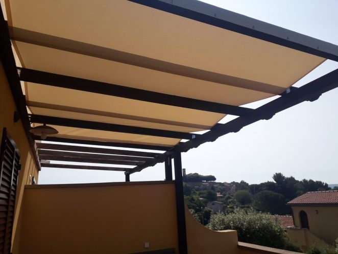 teli incrociati in tessuto microforato impermeabile per chiusura di struttura per esterni