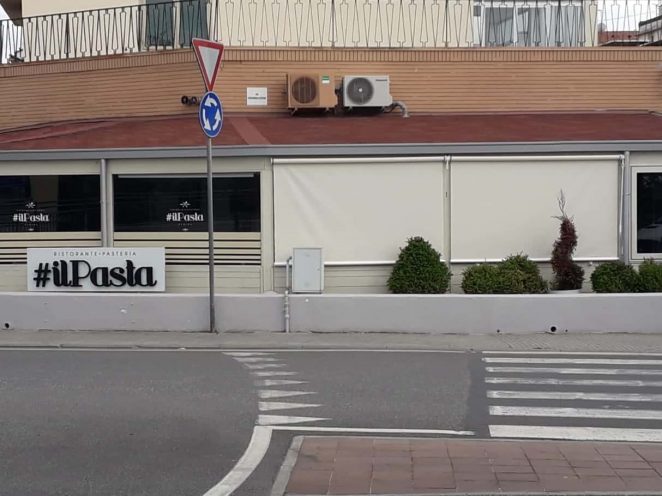 tende a rullo in tessuto microforato per ristorante #ilpasta a cecina (li)