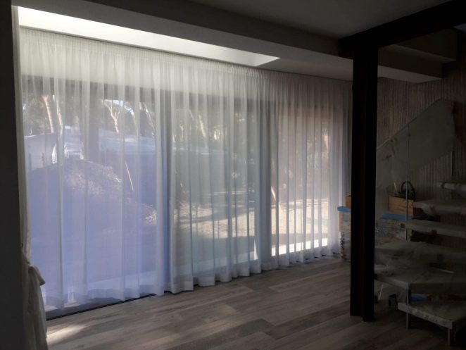 tende arricciate velate bianche su binario per soggiorno