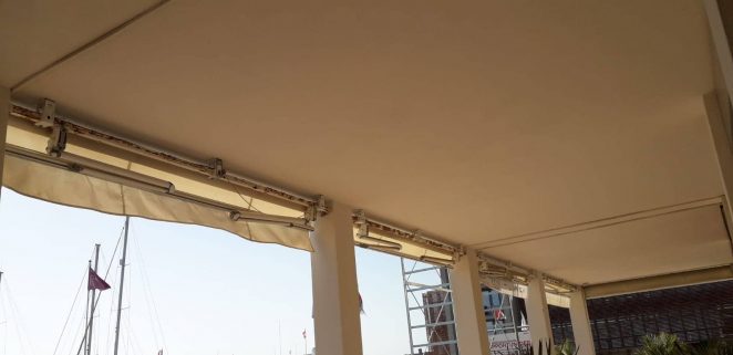 vecchie tende a bracci con barra quadra in ferro zincato arrugginito a marina cala de medici