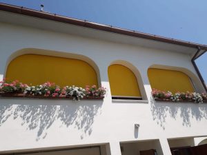 4 tende a caduta gialle con guide laterali a san vincenzo di livorno