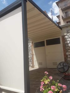 pergola addossata color antracite con chiusura frontale in tessuto microforato screen