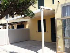 pergola addossata e motorizzata in alluminio in toscana