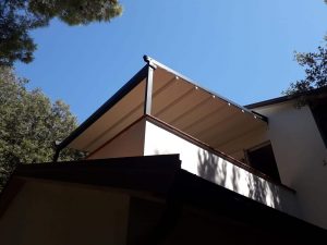 pergola addossata in alluminio color antracite a s. vincenzo di livorno
