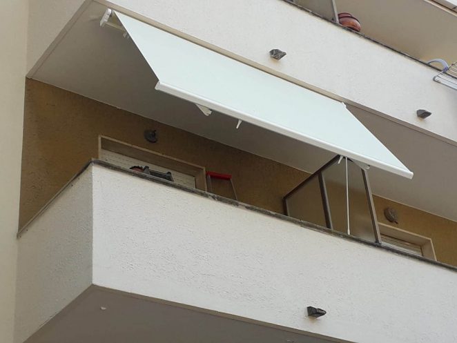 tenda a bracci su misura bianca senza mantovana