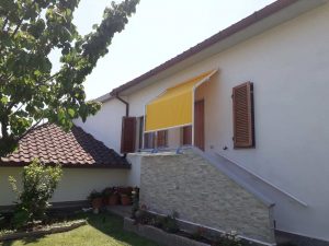 tenda a capanno con tessuto giallo per ingresso casa a San Vincenzo di Livorno