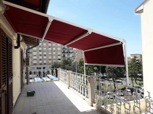 tenda a capanno con struttura bianca e tessuto rosso in toscana