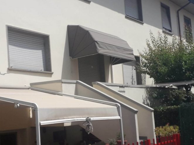 tenda a cappottina grigia in toscana