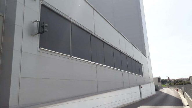 10 tende a caduta verticale motorizzate con cavetti in acciaio inox e in tessuto microforato