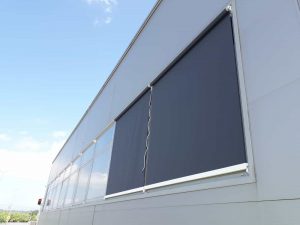 10 tende a caduta verticale motorizzate con cavetti in acciaio inox e in tessuto microforato