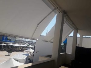 2 tende a bracci motorizzate e con barra quadra in alluminio nel porto di cala de' medici