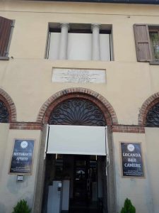 2 tende a caduta a tinta unita in tessuto microforato per locanda menabuoi di donoratico