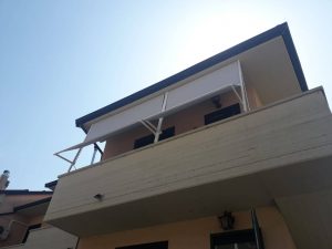 2 tende a caduta con guide laterali e braccetti senza cuciture per terrazzo