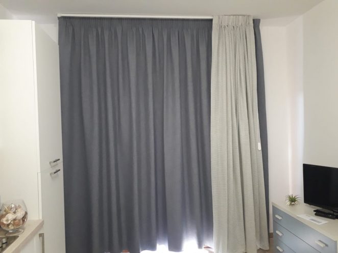 doppie tende in tessuto oscurante celeste polvere e tessuto a righe