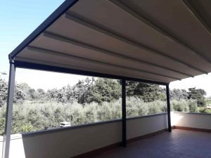 pergola addossata di 30 metri quadri color antracite per copertura ampia terrazza