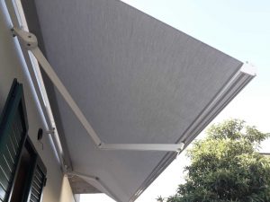 tenda a bracci a tinta unita chiara senza cuciture