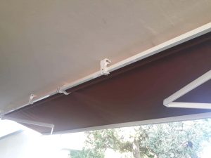 tenda a bracci a tinta unita rossa senza cuciture e con barra quadra in alluminio