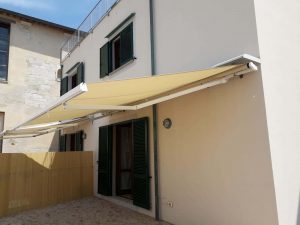 tenda a bracci con barra quadra di rinforzo per schermatura cortile interno