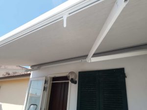 tenda a bracci motorizzata e senza cuciture per terrazzo